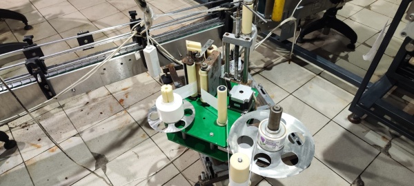 Этикетировочный автомат ЭР-4 для нанесения самоклеящихся этикеток на тару различного типа