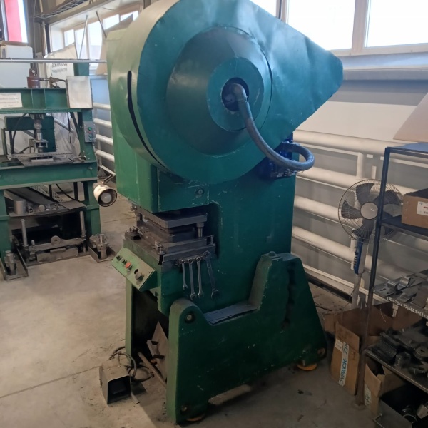 Осуществляем продажу пресса кривошипного КД2324 (25 тн усилия)