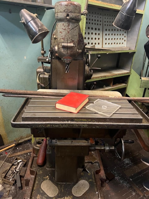 Продаётся универсально-фрезерный станок 676 в рабочем состоянии