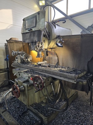 ВМ127М вертикально-фрезерный станок 1990г.в. с УЦИ и оснсткой