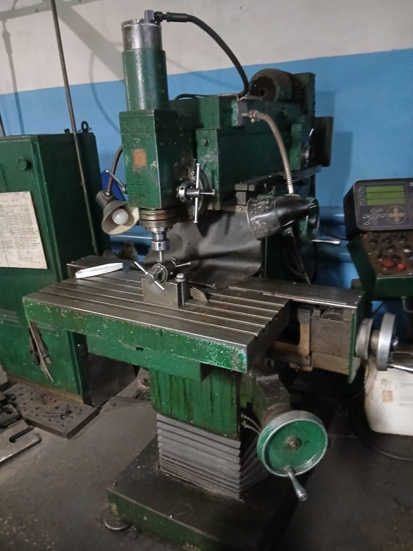 Осуществляем продажу универсально-фрезерного станка 67К25