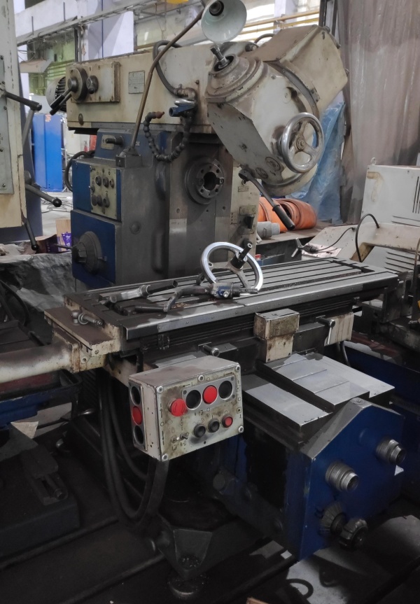 Предлагаем к продаже универсально-фрезерный станок 6Д82Ш