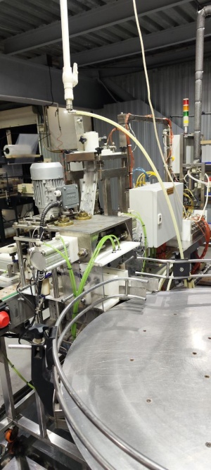 Автомат розлива и завальцовки в алюминиевые банки