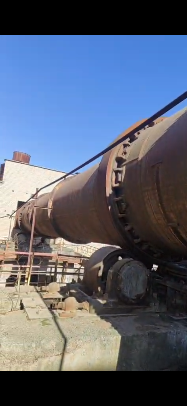 Промышленная вращающаяся печь (или барабанная сушилка)