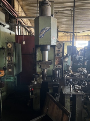 гидравлический пресс П6328Б (63 тн усилия, с баком)