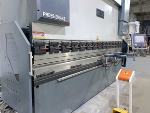 Гидравлический листогибочный пресс IRONMAC HPB-C 170/3200, как новый