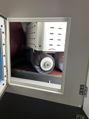 Шлифовальный станок по металлу с вакуумным подвижным столом и аспирацией