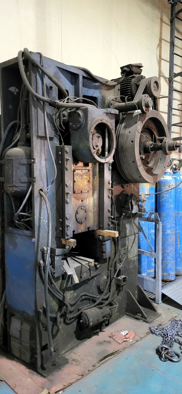 КБ8334 пресс кривошипный коленно-чеканочный