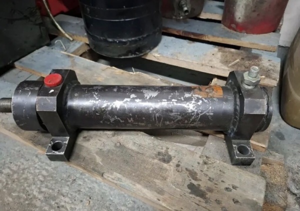 Гидроцилиндр на лапах новый
