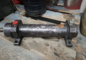 Гидроцилиндр на лапах новый