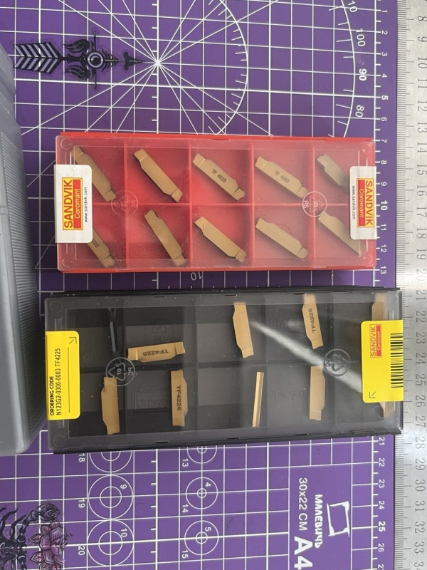 Резец отрезной канавочный MGER2525-3C (+ ПАЧКА ПЛАСТИН SANDVIK - 10 пластин, толщ 3мм)