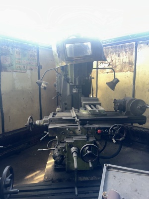 вертикально-фрезерный станок 6Р12Б