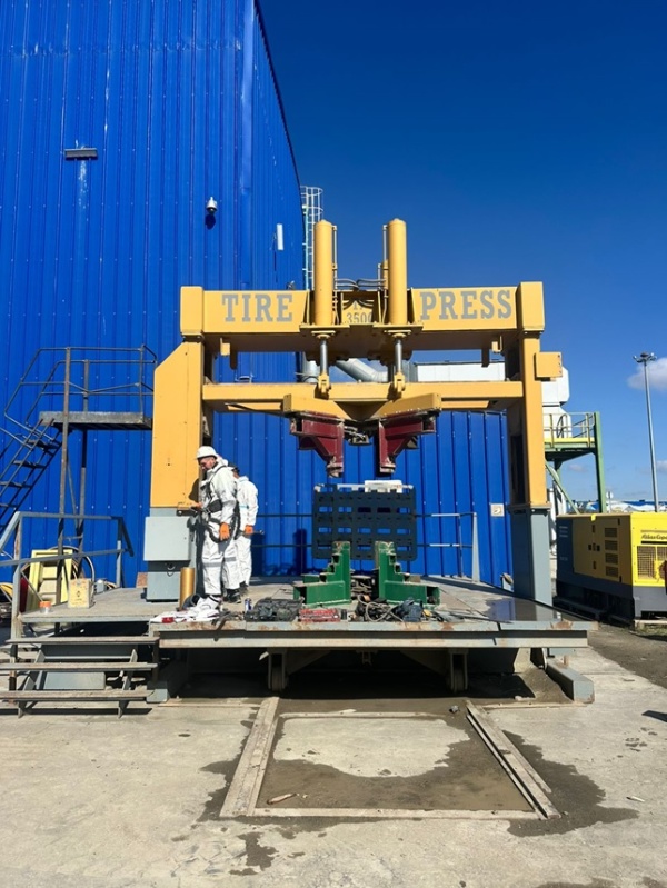 Б/у шинный пресс, шиномонтажный стенд 350 тонн для карьерной техники Канада