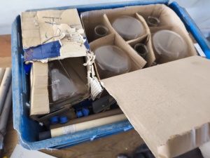 Лабораторная посуда, колбы, ёмкости, чашки петри, пробирки