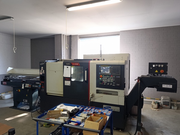 Cтaнок токaрнo-фрeзeрный SMEC SL2000AM с устройством подачи прутка Fedek DH65L-S2