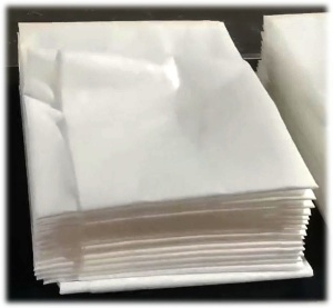 Услуги по размотке рулонных материалов и укладки в стопы по заданному метражу