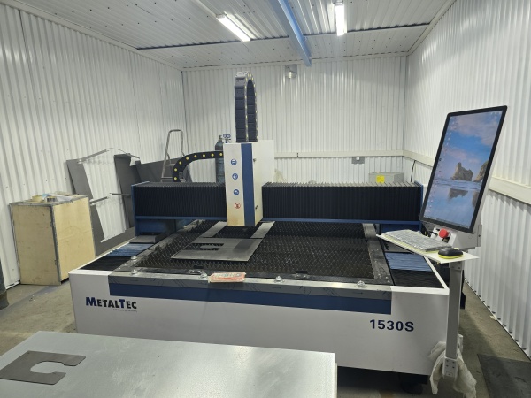MetalTec 1530 s 3000 Вт оптоволоконный лазерный станок для резки металла 2025г.в. наработка 5 часов