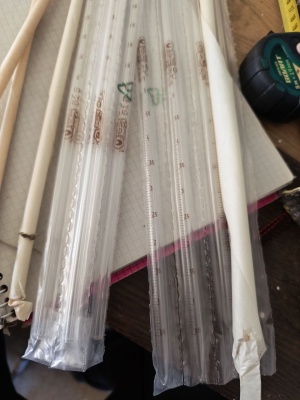 Лабораторная посуда, колбы, ёмкости, чашки петри, пробирки