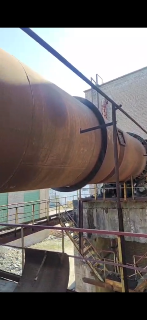 Промышленная вращающаяся печь (или барабанная сушилка)