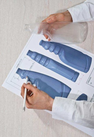 Разрабатывает дизайн и чертежи для ПЭТ бутылок