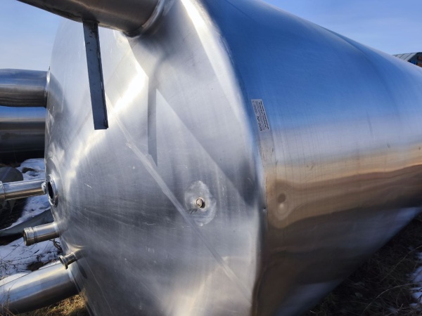 вертикальный технологический резервуар (реактор) из нержавеющей стали объёмом 14000 л. с рубашкой