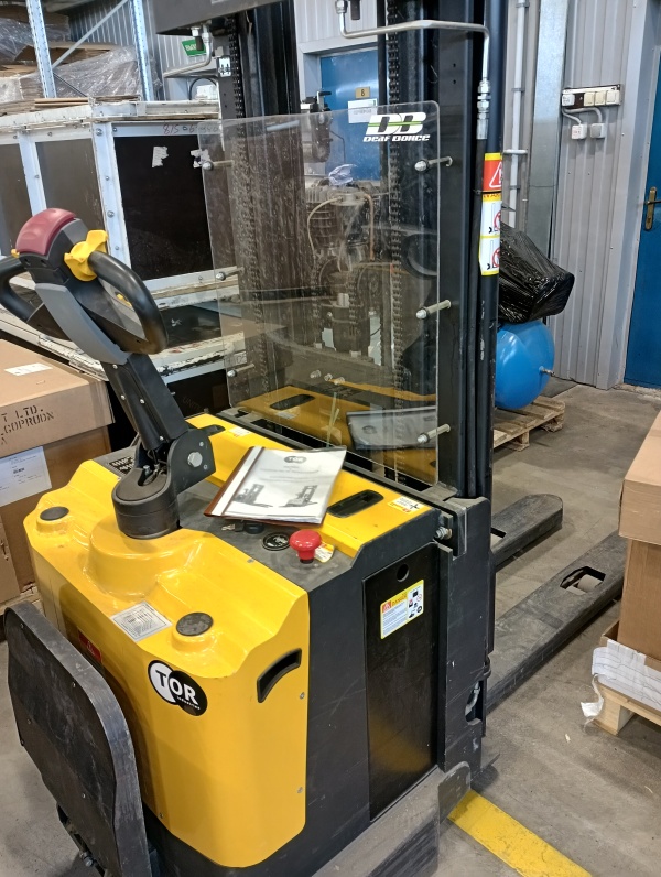 ES15R - 4500 Штабелер электрический самоходный