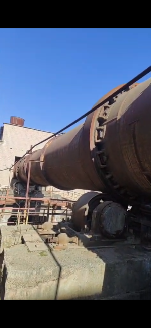 Промышленная вращающаяся печь (или барабанная сушилка)