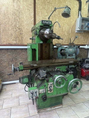 универсально-фрезерный станок Прага 221Т